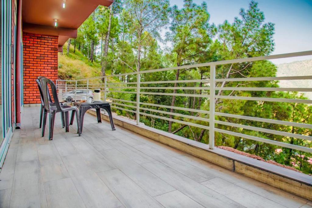 Hillcrest Heights Bed & Breakfast Kasauli Bagian luar foto